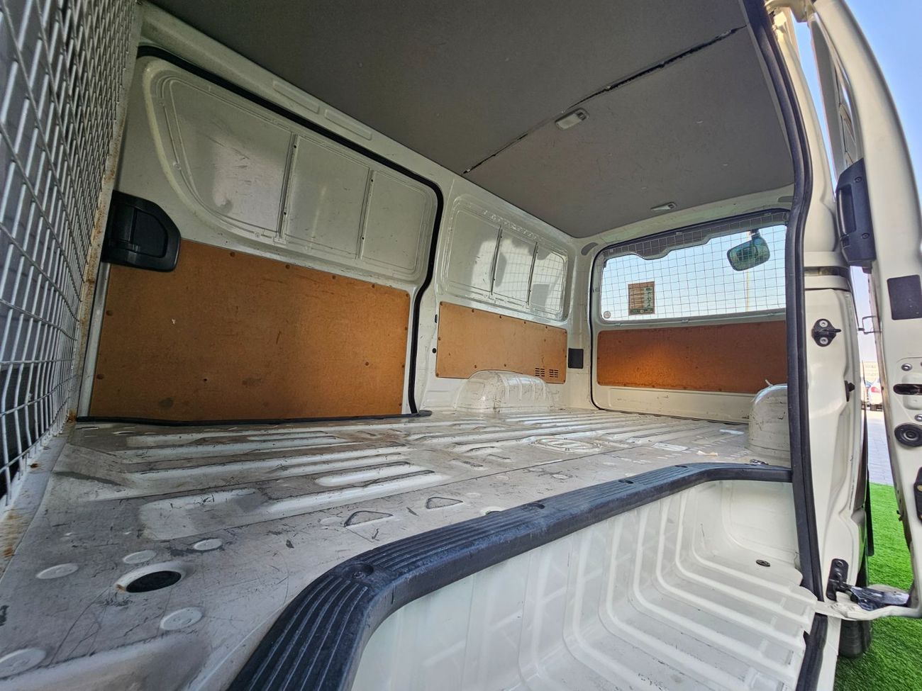 تويوتا هاياس CARGO / GCC / PETROL / MANUAL / STANDARD ROOF/ LOT#124282