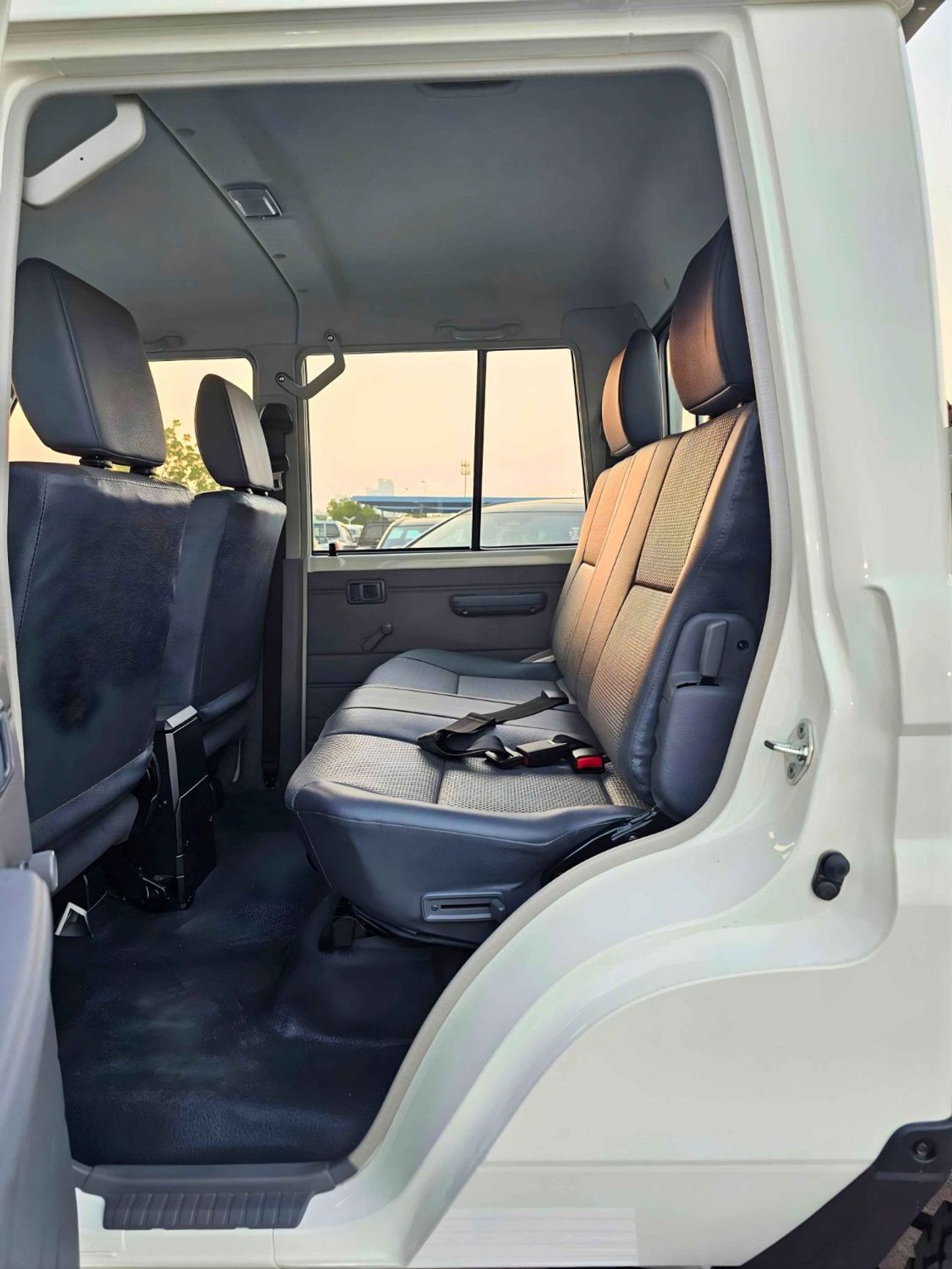 Toyota Land Cruiser Pick Up LC79 / DOUBLE CABIN / LEATHER SEATS / 4.2L V6 DIESEL M/T /4WD (CODE# LCPDD6A)