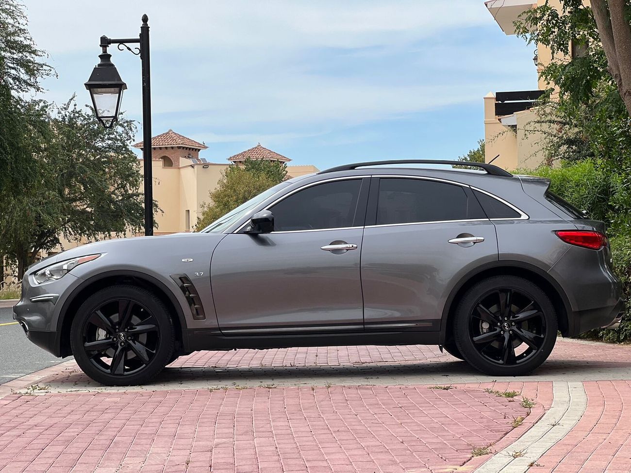 Infiniti QX70 S