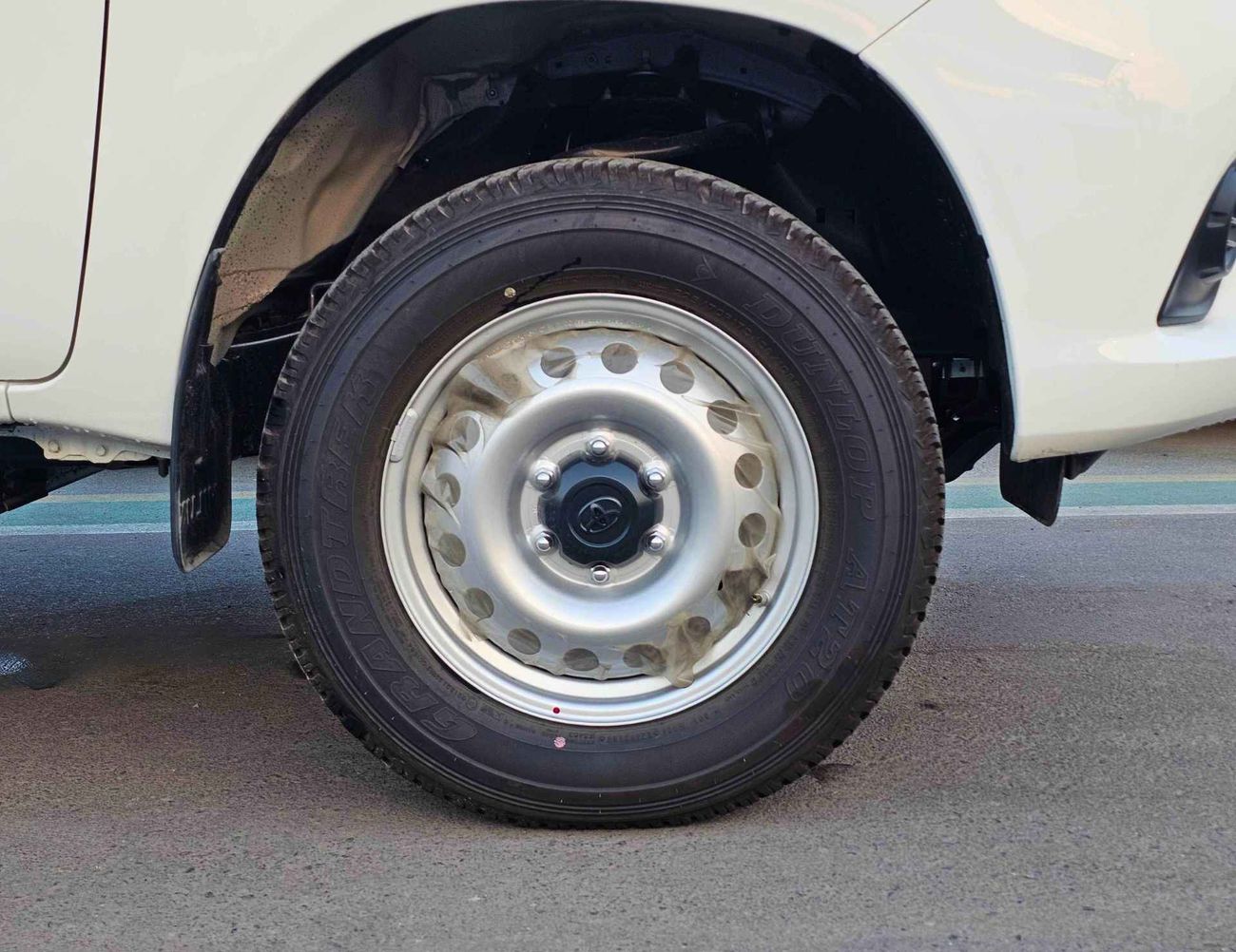 Toyota Hilux DLX-G1 / NARROW BODY / M/T / 2.4L V4 DIESEL / 4WD (CODE # DLX-G1)