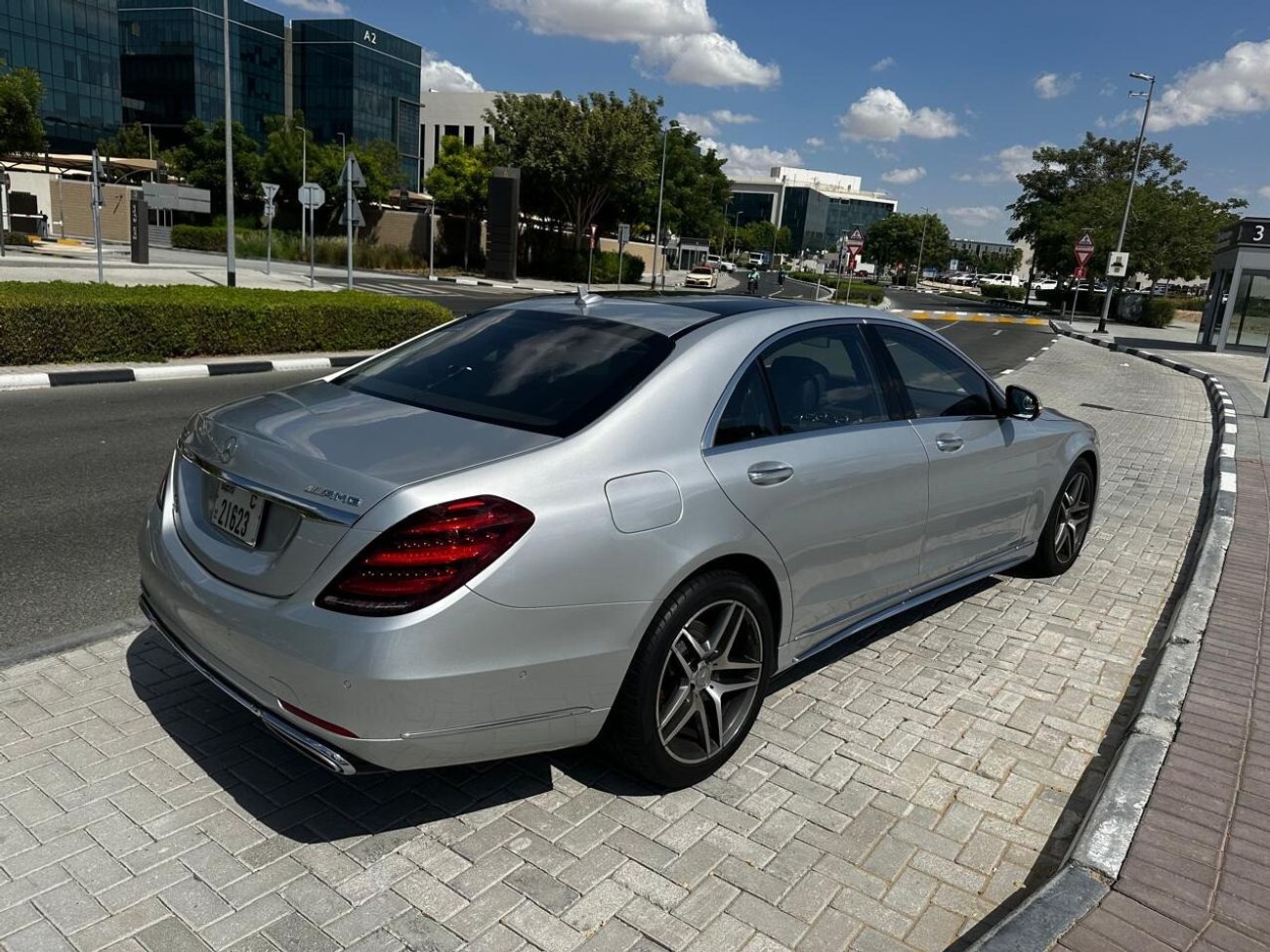 Mercedes-Benz S 560 Std 4.0L (463 HP)