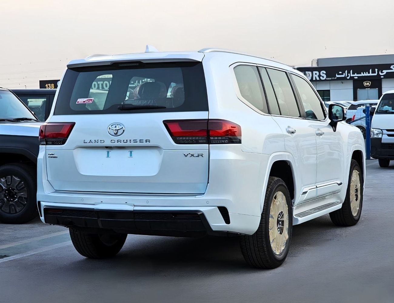 تويوتا لاند كروزر VXR TOYOTA LANDCRUISER LC300 VXR TWIN TURBO AURO KIT FULL OPTION SA PETROL AT 3.5L V6 4WD CH# 28463 CODE