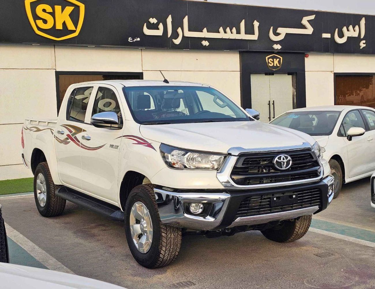 تويوتا هيلوكس DLX WIDE BODY / DOUBLE CABIN / 2.4L DIESEL A/T / CHROME HANDLE & BUMPERS (CODE # HDWAB)
