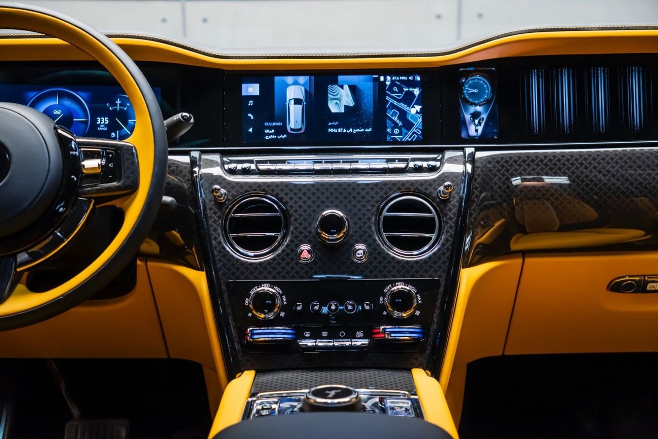 رولز رويس كولينان Rolls Royce cullinan  2025 GCC  Warranty and service AGMC  Black badge  2,900 km