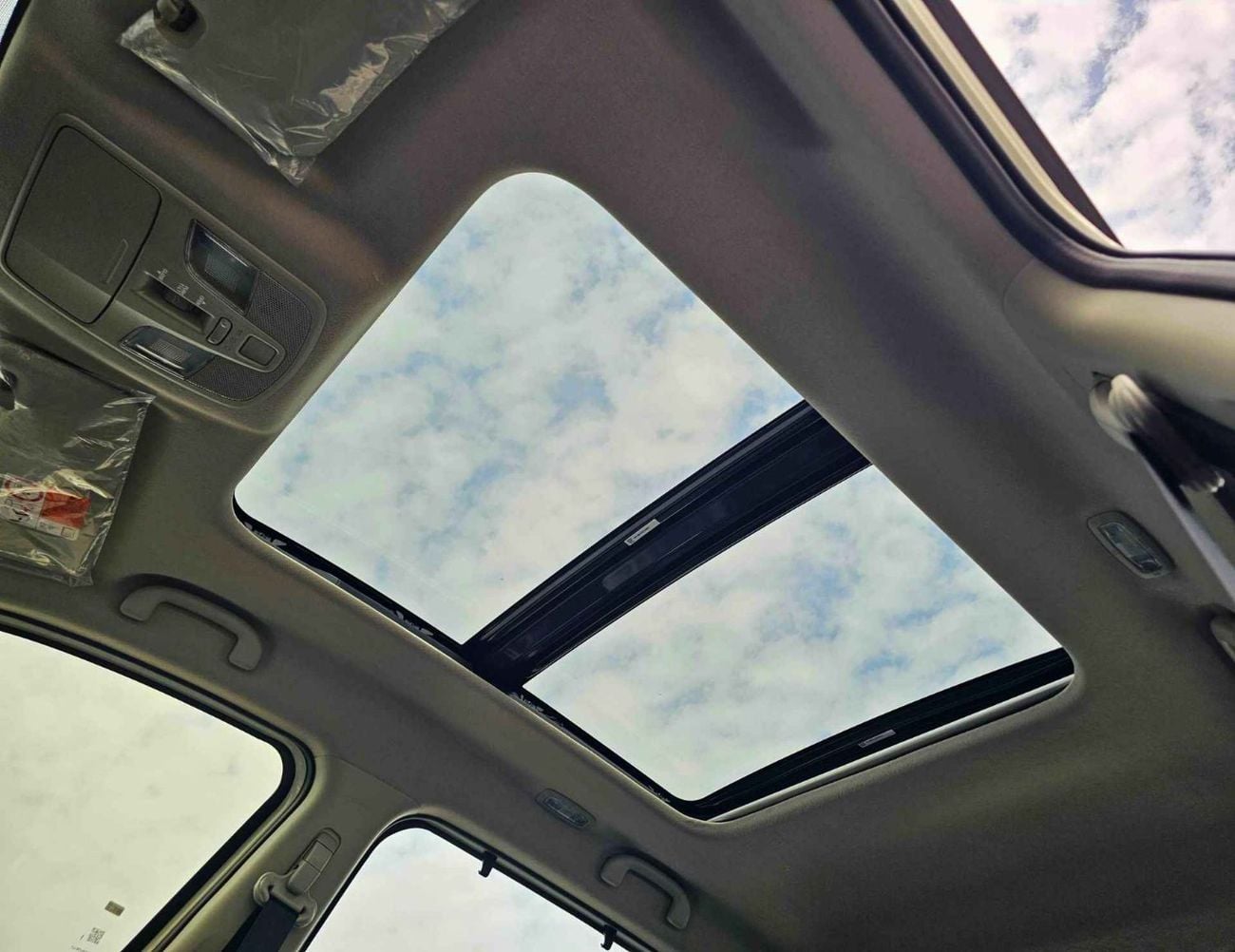 تويوتا أوربان كروزر GLX NEODRIVE DUAL TONE / 1.5L PETROL V4 / PANORAMIC ROOF / HEADS UP DISPALY / 360*CAMERA (CODE # UB1