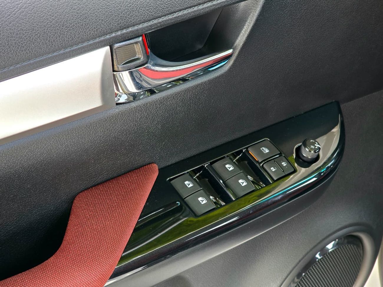 Toyota Hilux TOYOTA HILUX DIESEL 2.4 DOUBLE CABIN - AT - FULL OPTIONS - PUSH START - 2025 MODEL - WHITE INSIDE RE