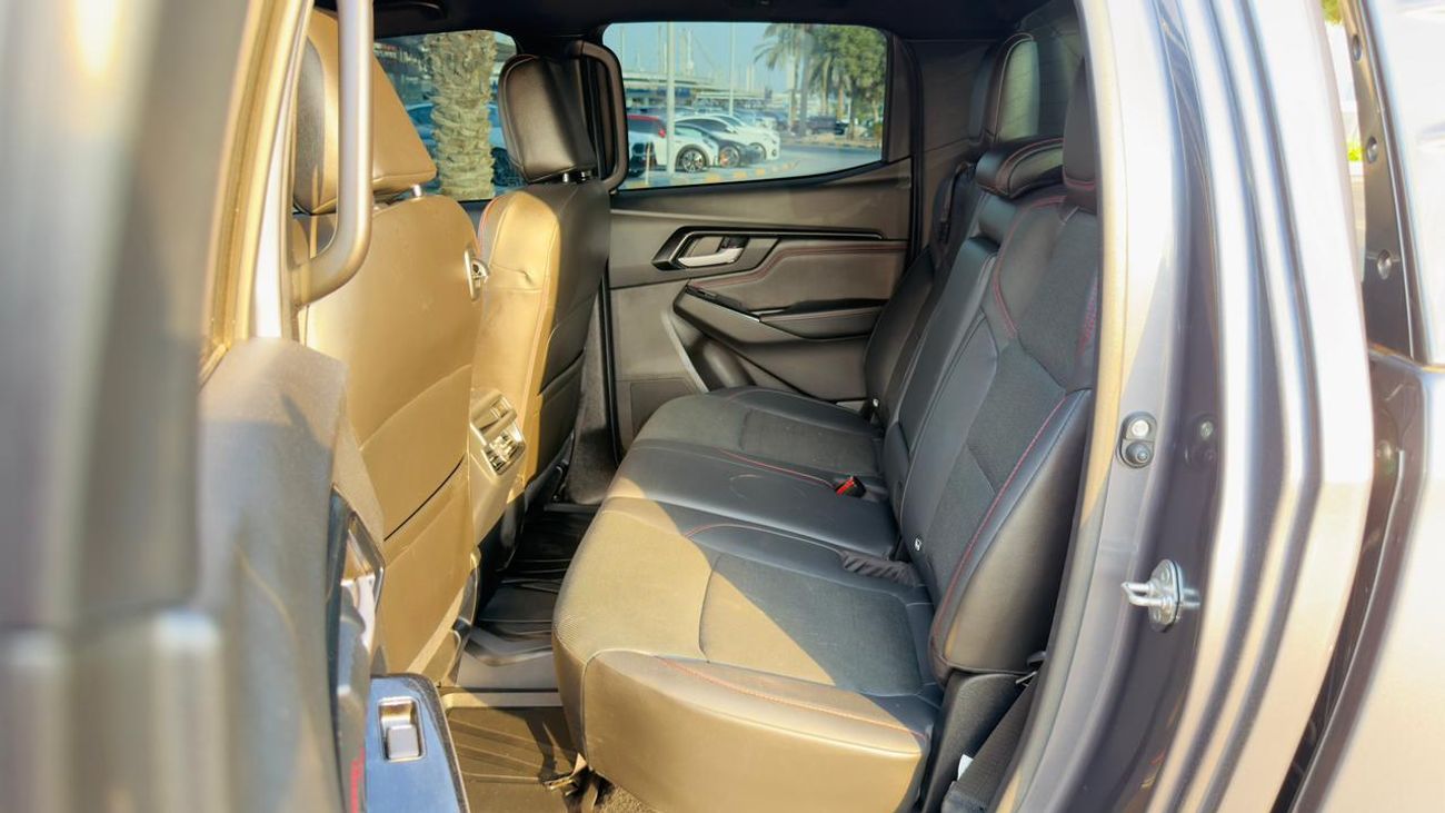 إيسوزو D ماكس X-TERRAIN | HEAVY OFF-ROAD FRONT BUMPER | PUSH START | REAR VIEW CAMERA | AT | 3.0L DIESEL | POWER S