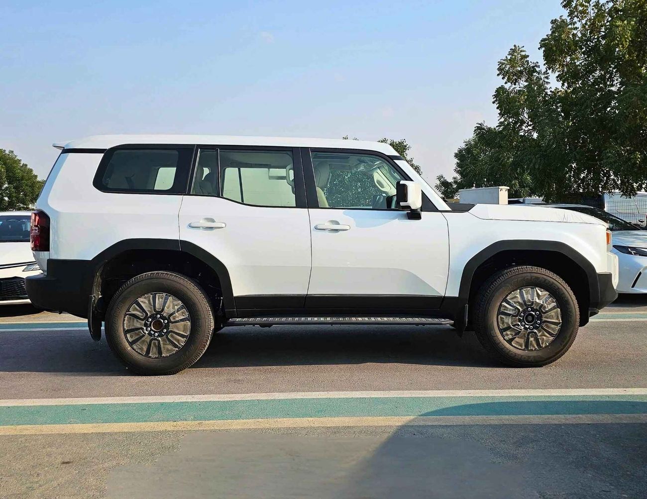 تويوتا برادو 2.7L V4 PETROL / PUSH START / SUNROOF / MID OPTION (CODE # MID OPTION )