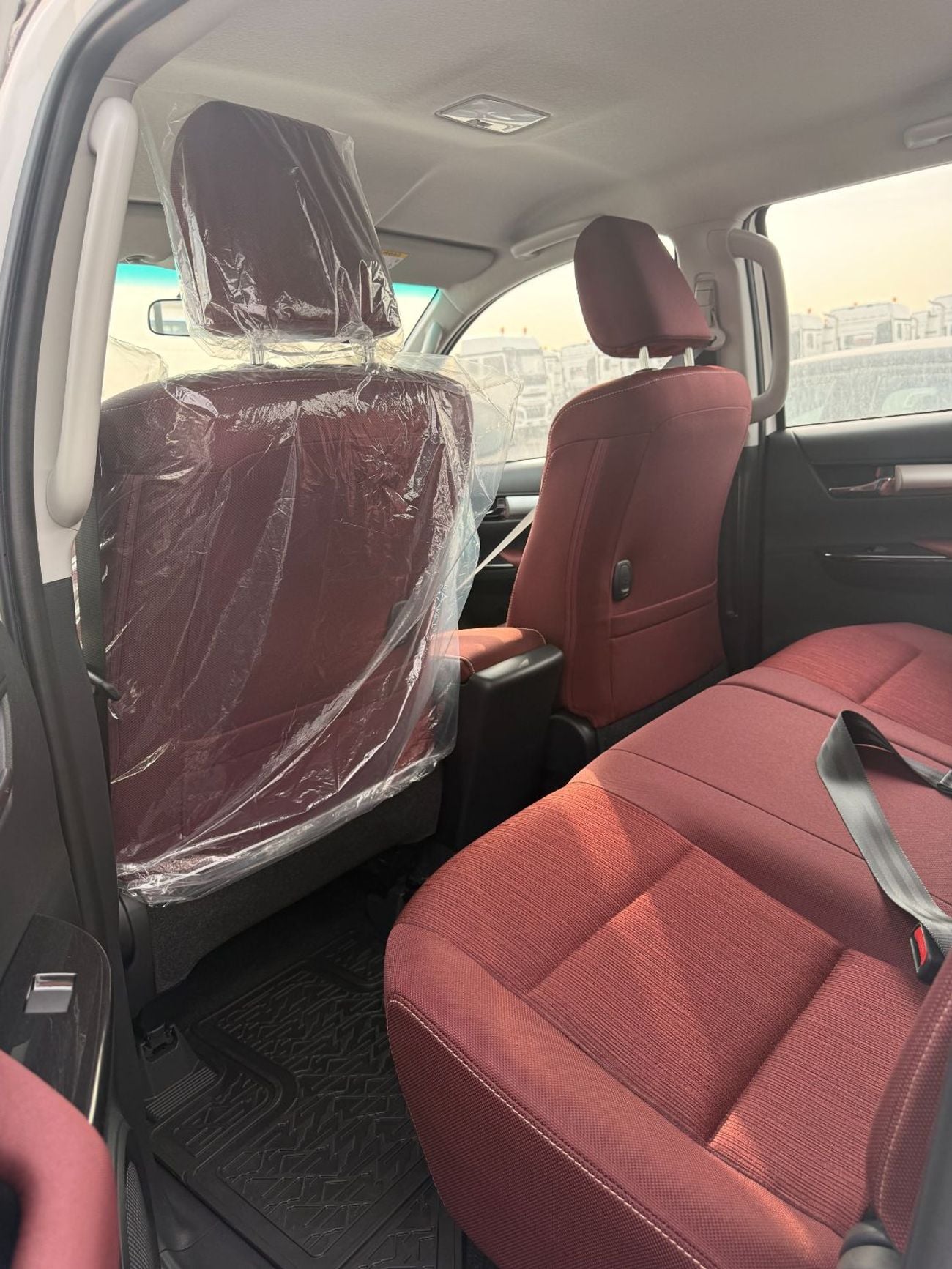 Toyota Hilux 2.7L - Super White Inside Red