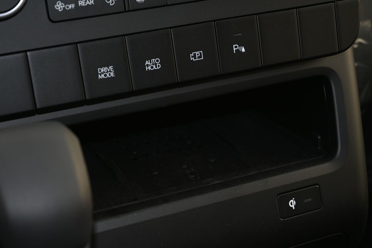 Hyundai Staria Hyundai Staria 3.5L Petrol, Van 9 Seats, Color White, Model 2024