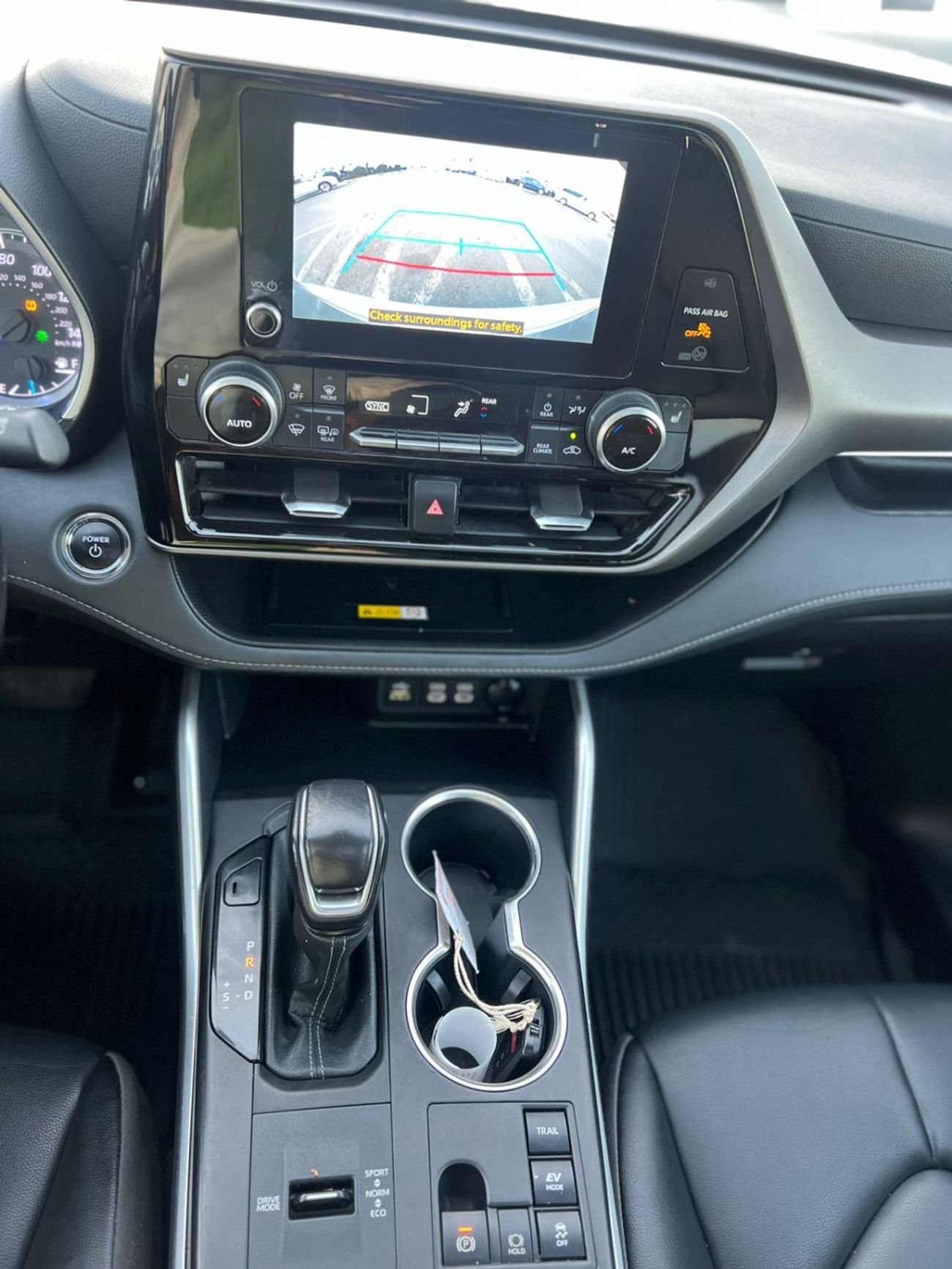 Toyota Highlander 2023 Toyota Highlander Hybrid XLE Full Option - 2.5L V4 - AWD 4x4 - Rear Camera - Sunroof- Leather s