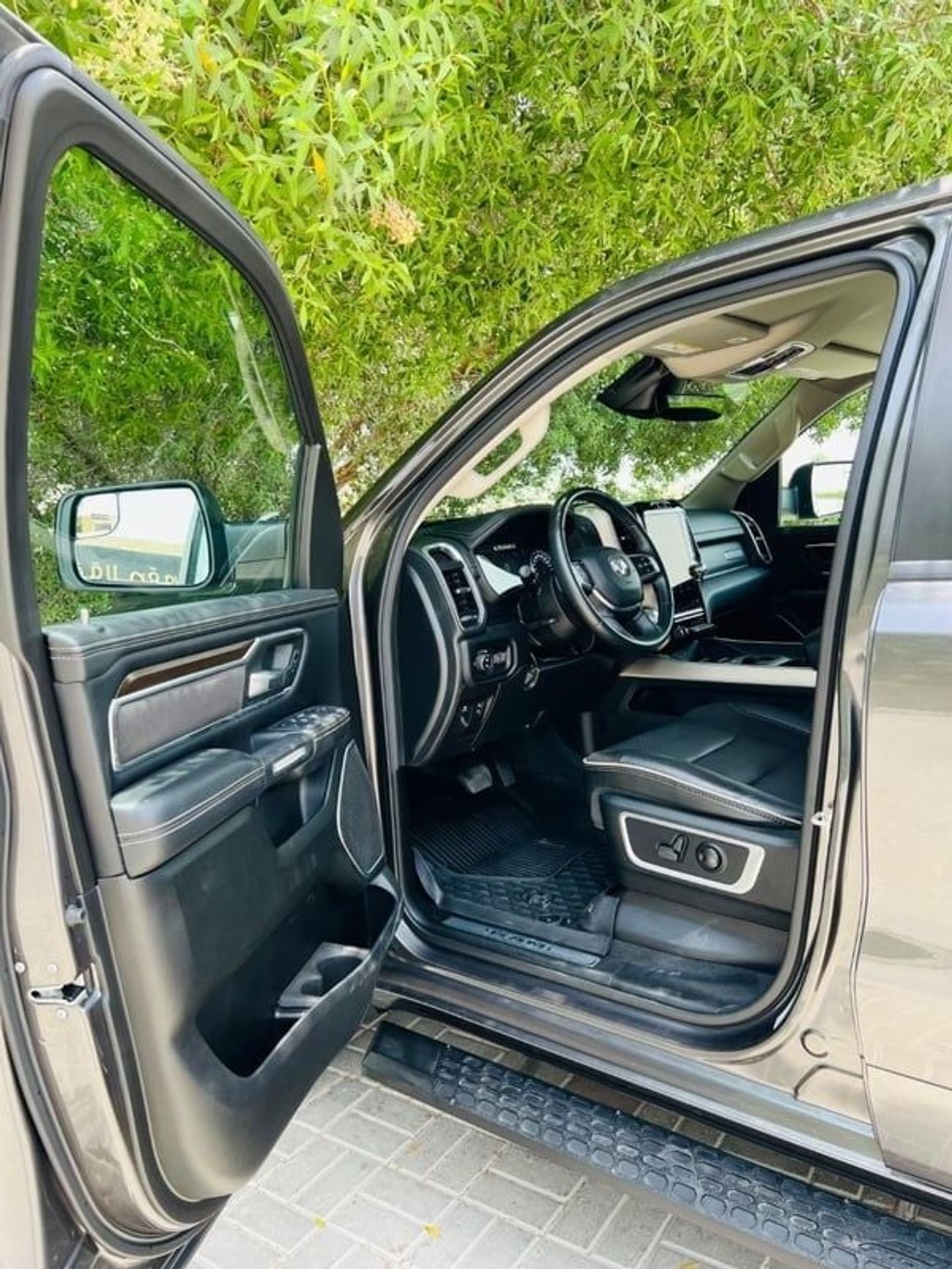 RAM 1500 Laramie Crew Cab 5.7L Dodge RAM Laramie - 2022 - Grey