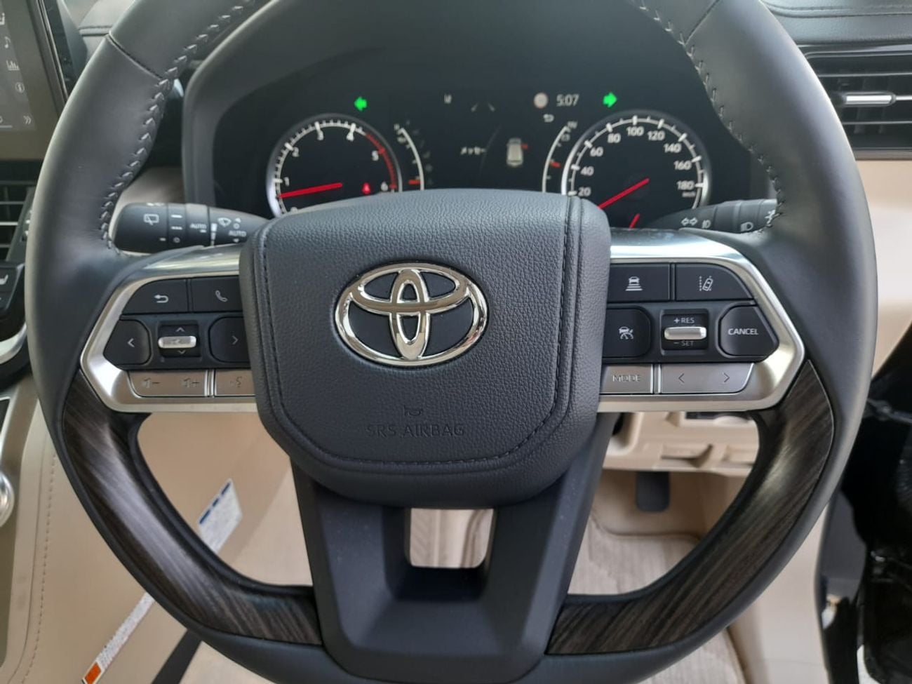 تويوتا لاند كروزر Right-Hand drive Diesel ZX black with biege