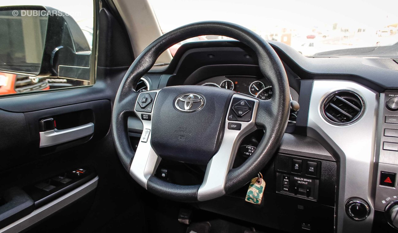 Toyota Tundra 5.7 L V8 SR5 TRD