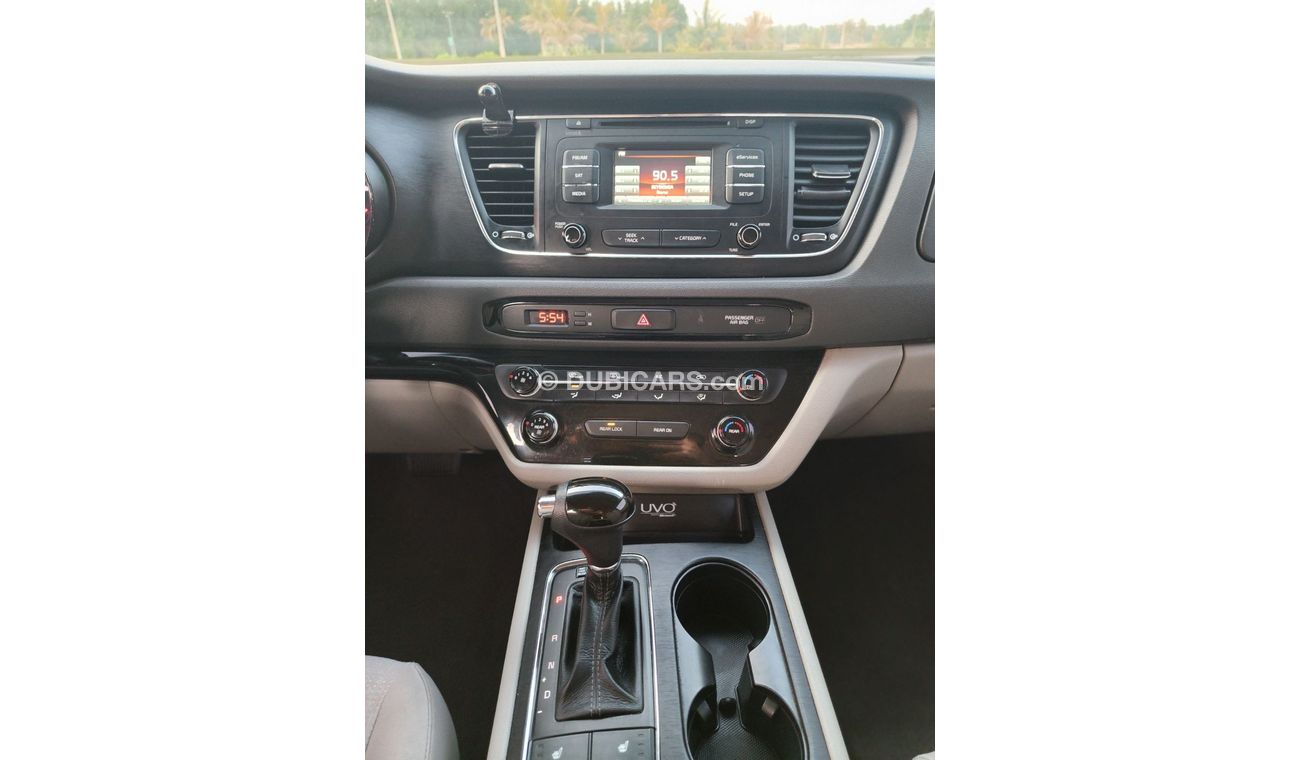 كيا سيدونا V6