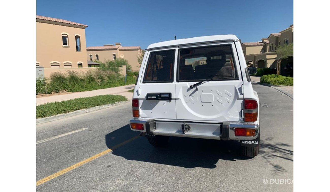 Nissan Patrol Safari للبيع نيسان كبسولة مديل 1990 الموتر نظيف و الداخلية نظيفة بحالة الوكالة الموتر ماشي 164 الف كيلو ، ا