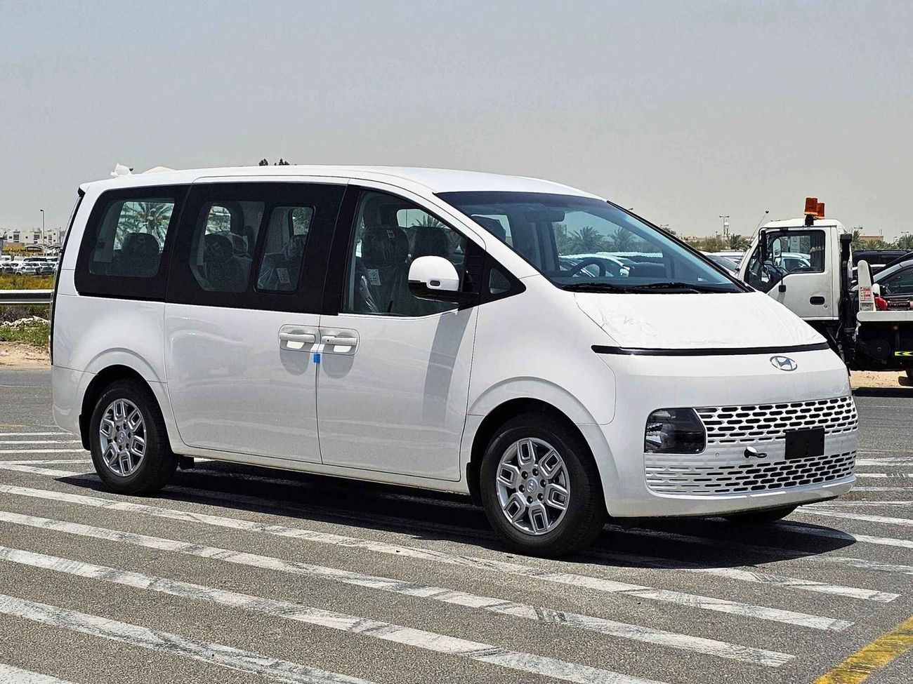 هيونداي ستاريا 3.5L V6  PETROL A/T / PUSH START / COMFORT 11 SEATER (CODE # 67981)