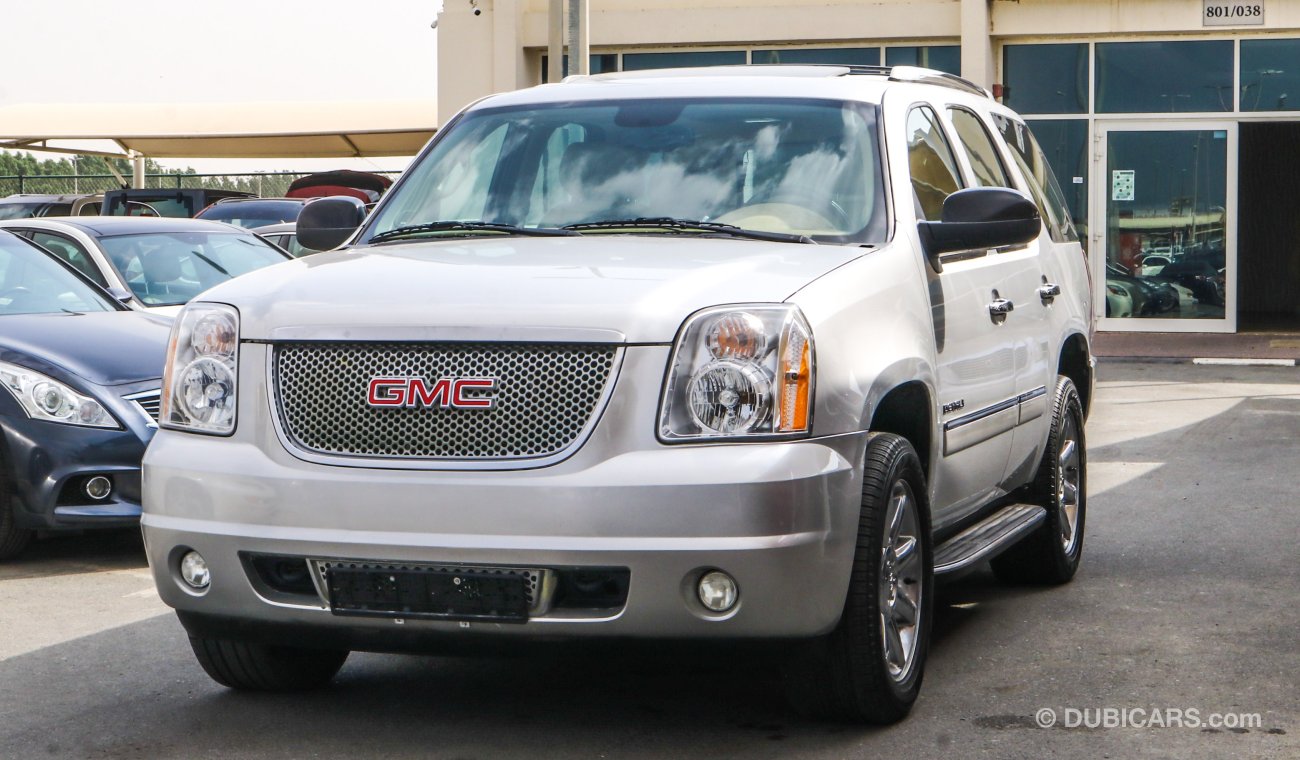 GMC Yukon GMC YOUKAN DENALI 2012 Gcc Specefecation Very Clean Inside And Out Side Without Accedent No Paint Fu