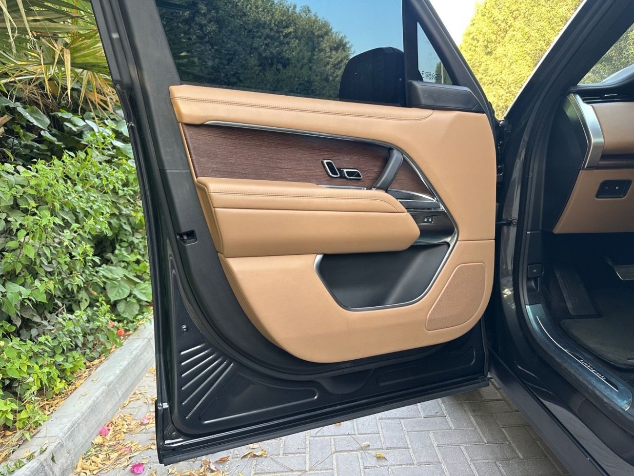 Land Rover Range Rover 2024 Autobiography P550e 3.0L Turbocharged Inline-6 Plug-in Hybrid – 542 HP | AWD | Full Options