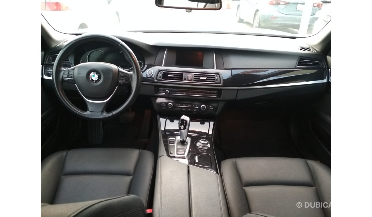 BMW 520i i 2015 WHITE NUMBER 1 GCC LATHER NO ACCIDENT NO ACCIDENT PERFECT