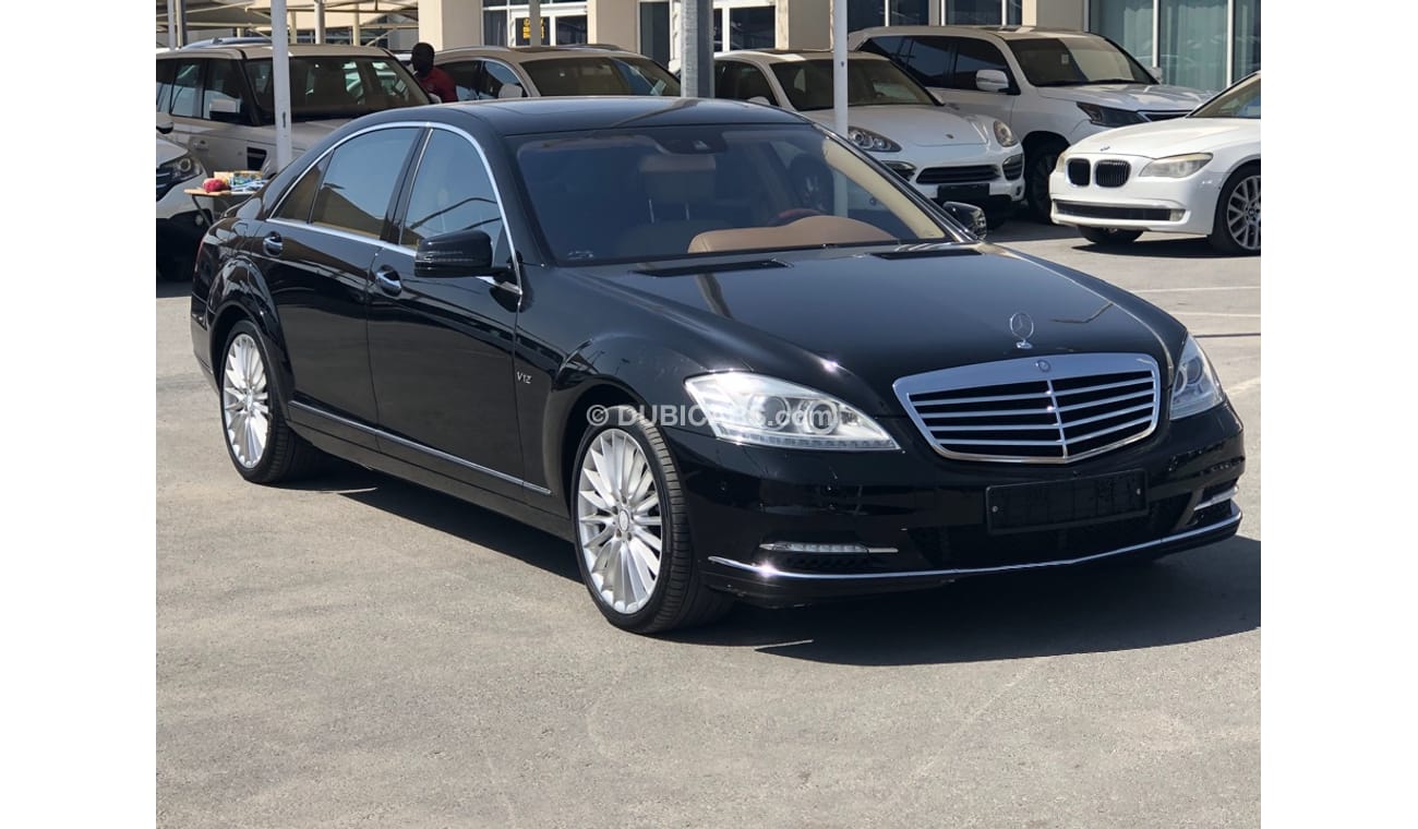 مرسيدس بنز S 550 موديل 2010 حاله ممتازه من الداخل والخارج فل مواصفات كراسي جلد ومثبت سرعه وتحكم كهربي كامل ونظام صوت