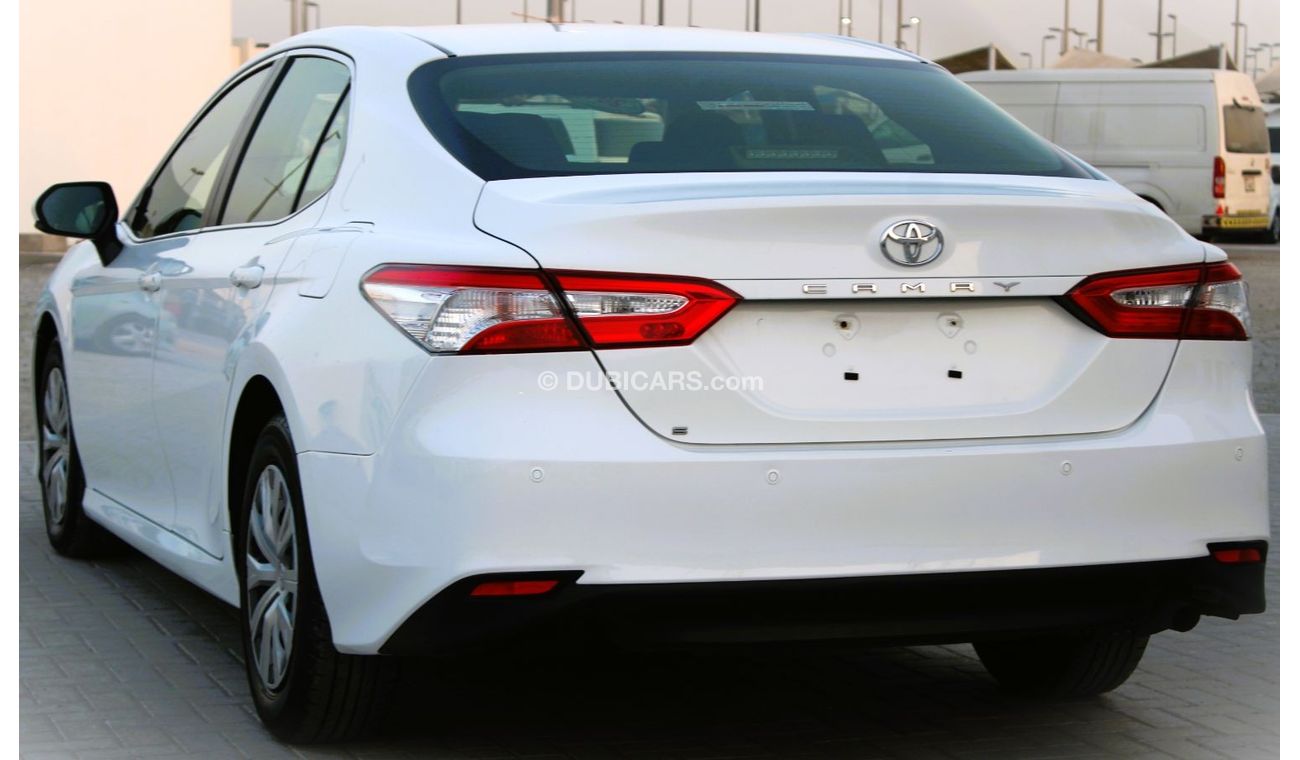 Toyota Camry S Toyota camry 2019 white excellent condition without accident