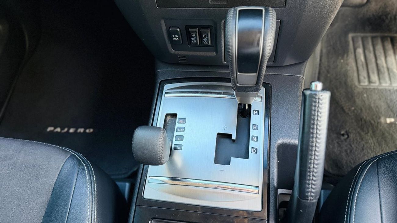 Mitsubishi Pajero SIGNATURE BODY KIT MODIFIED | ELECTRIC HEATED SEATS | BACK CAMERA | PARKING SENSORS | 3.2L DIESEL EN