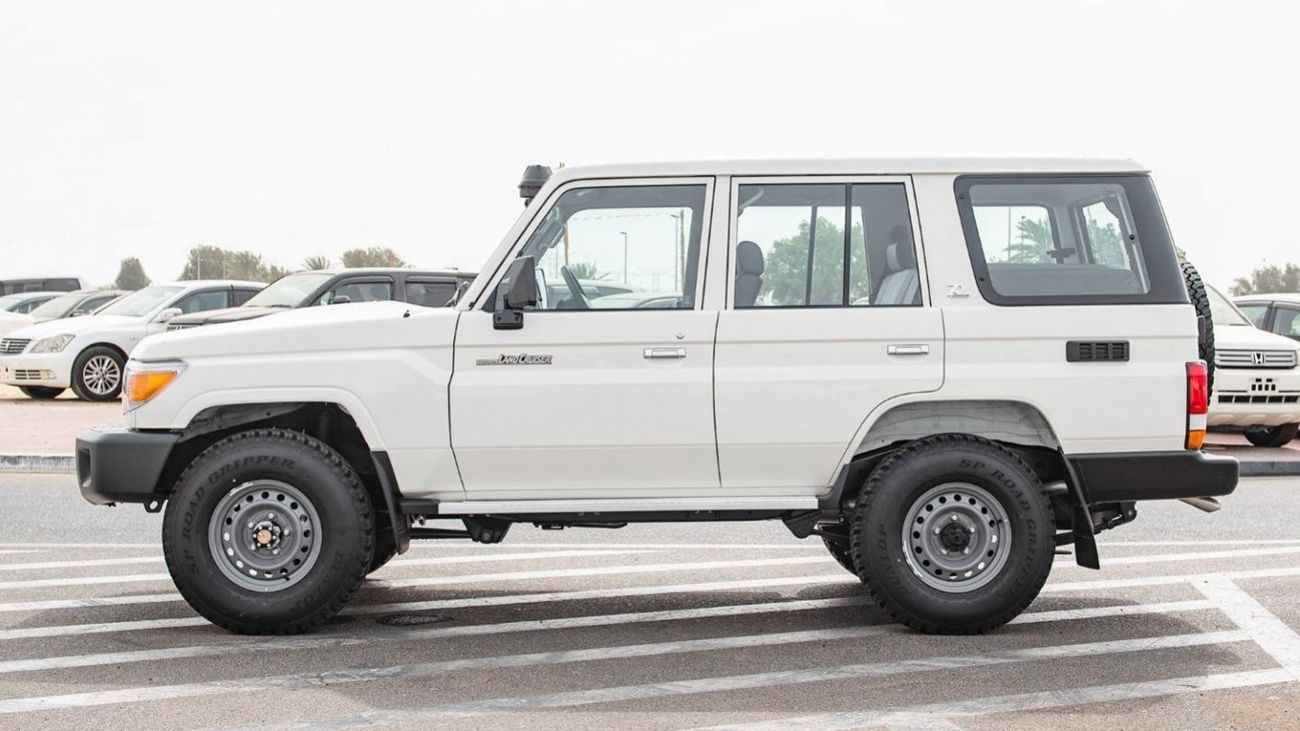 تويوتا لاند كروزر 70 (RHD) Toyota Land Cruiser 76 DC 4.2D Power Window MT MY2023 – White