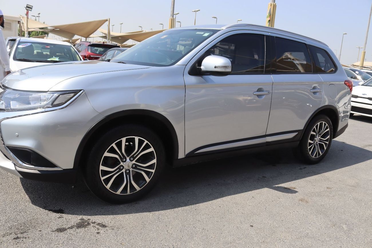 ميتسوبيشي آوتلاندر ميتسوبيشى آوتلاندر 2016-7 مقاعد -  خليجى بحاله ممتازه ممشى 155000 كم بمحرك  2.4L بسعر 30000 درهم