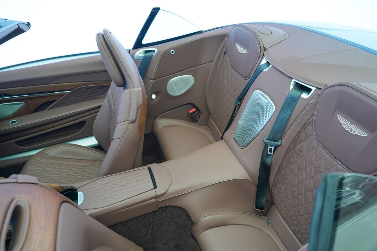 أستون مارتن DB12 VOLANTE