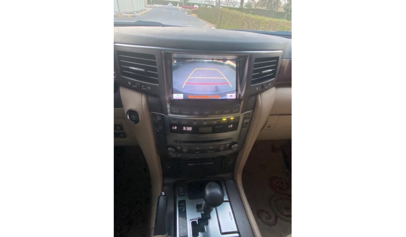 Lexus LX570 exus LX 570 model 2011  G cc full options accident free original pant very very good condition clean