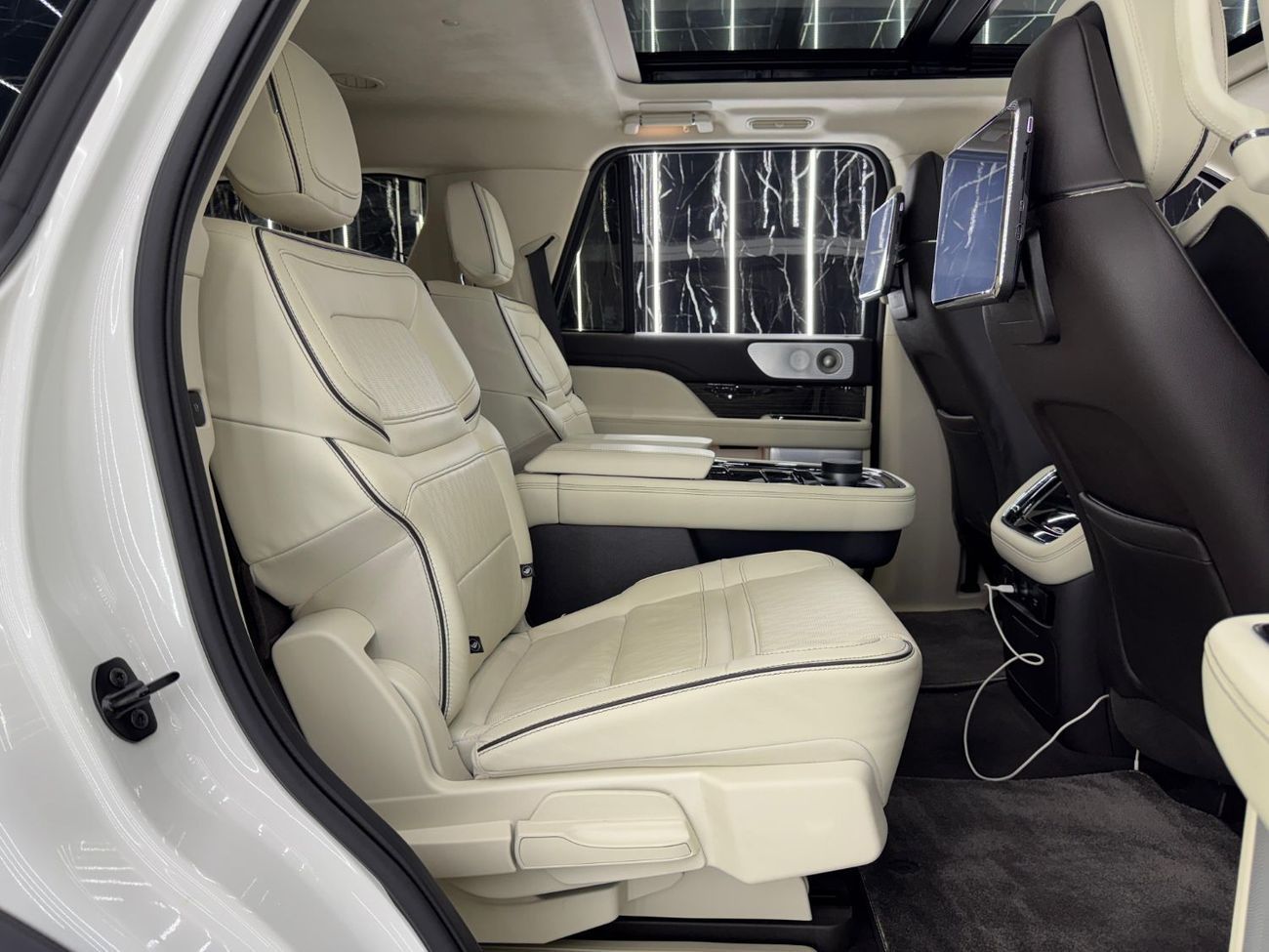 Lincoln Navigator Presidential 3.5L 2023 Lincoln Navigator, 2028 Lincoln Warranty + Service Pack, 7 Seater, GCC