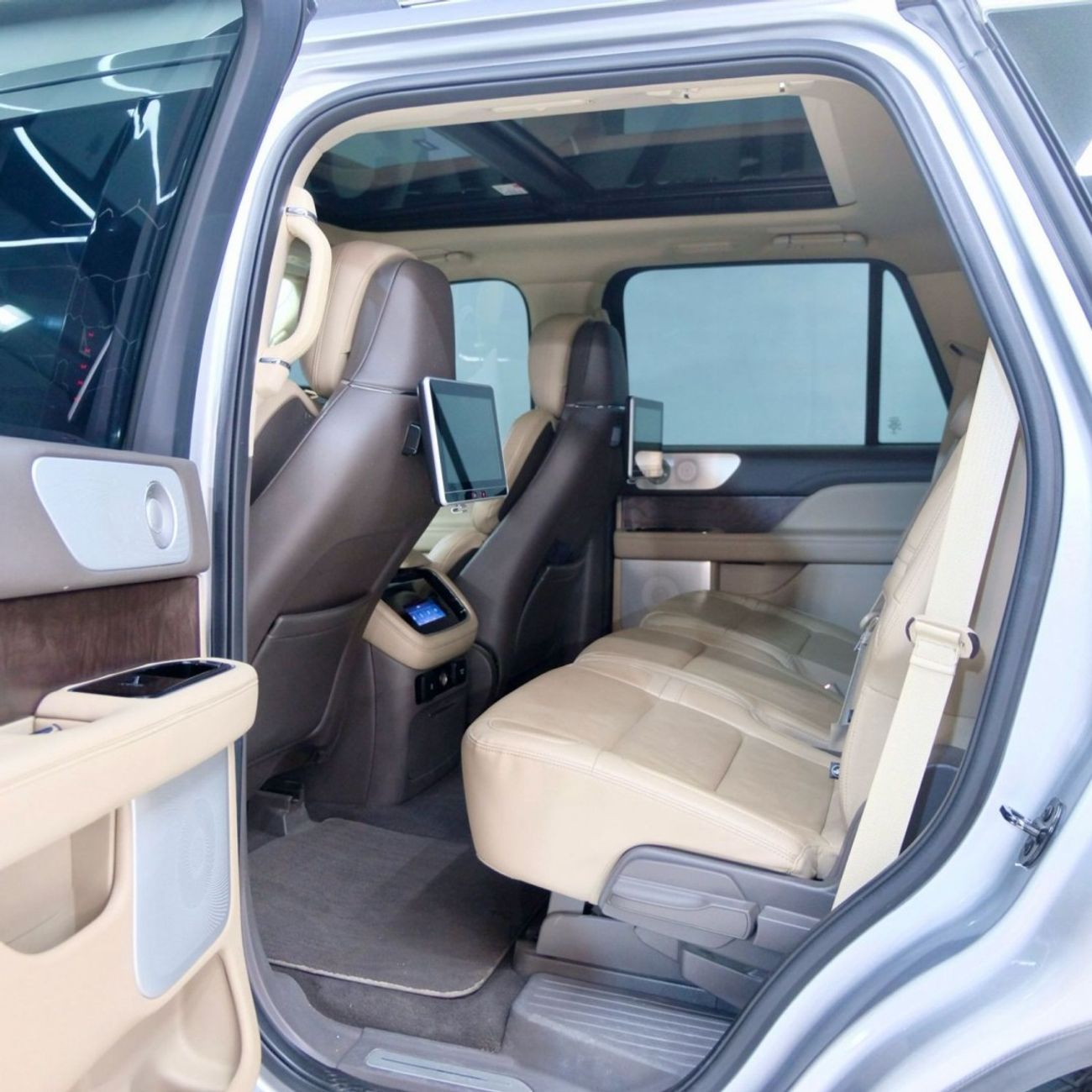 Lincoln Navigator Presidential 3.5L Lincoln Navigator LUX LWB full 4WD 2022 | Under Warranty | GCC Specs