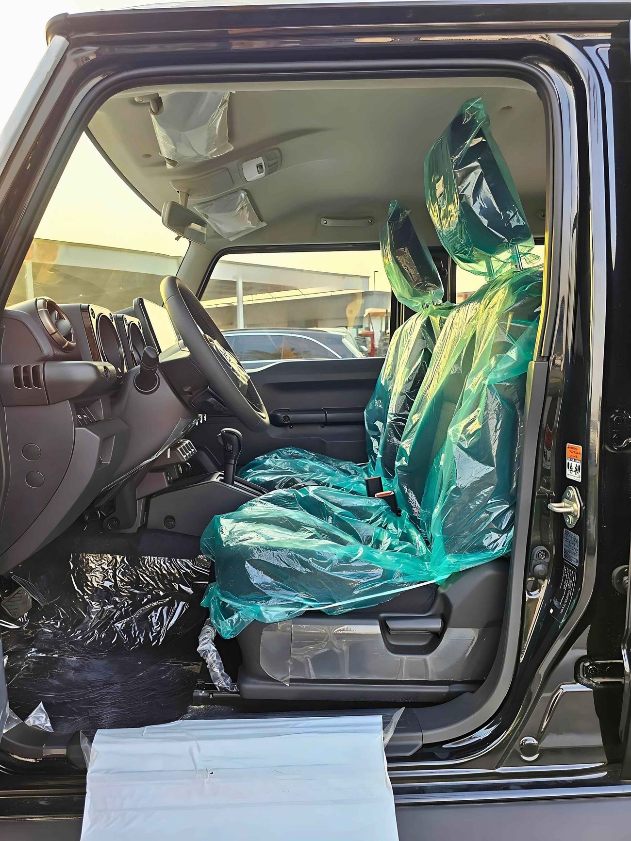 سوزوكي جيمني GLX / ALL GRIP OF ROAD / 1.5L V4 / A/T /  9" DISPLAY / 4X4 (CODE # 68007)