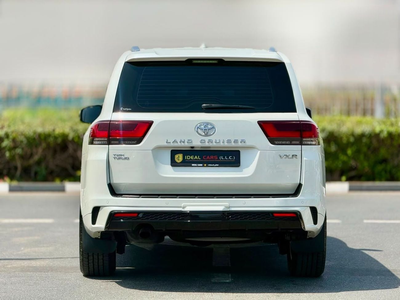 Toyota Land Cruiser TOYOTA LAND CRUISER VXR TWIN TURBO 3.5L GCC SPECS UNDER WARRANTY AND FULL-SERVICE HISTORY