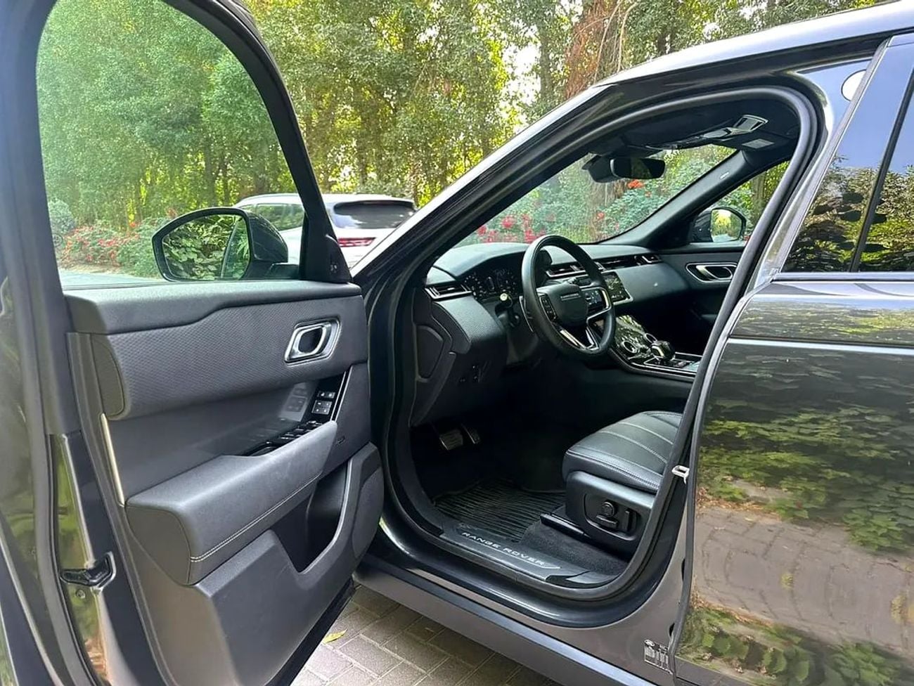 Land Rover Range Rover Velar S P400 3.0L 2024 Range Rover Velar S P400e Plug-in Hybrid | 2.0L Turbo 4-cylinder | 404 HP | Perfect