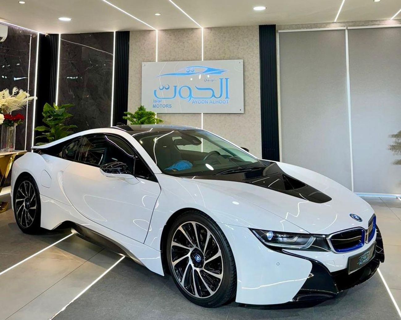بي أم دبليو i8 ELITE BMW I8 || GCC II FULLY LOADED || ACCIDENT FREE || VERY LOW MILEAGE || F.S.H BMW