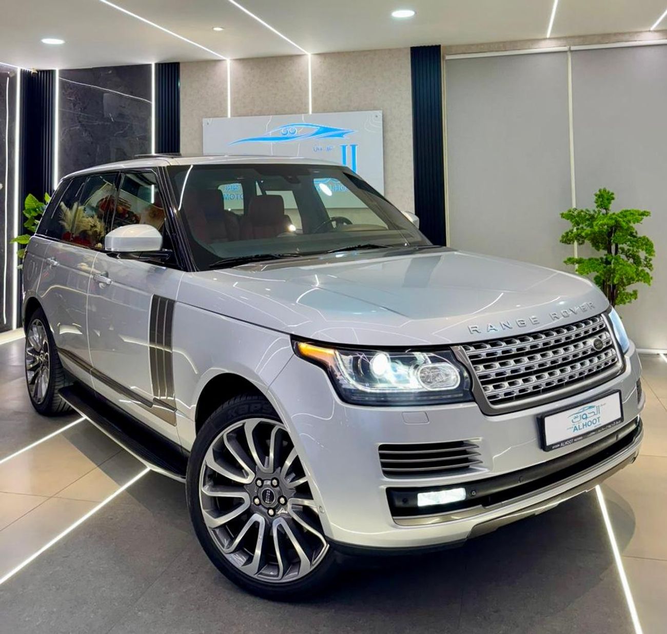 Land Rover Range Rover Supercharged 5.0L LOVELY SUPERCHARGED RR VOGUE V8 || GCC II TOP RANGE || ACCIDENT FREE || LOW MILEAG