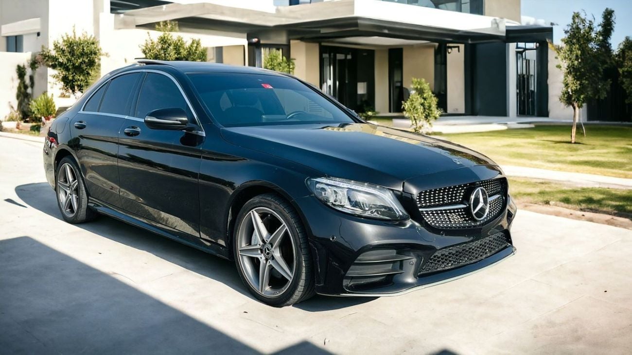 Mercedes-Benz C 300 Luxury AED 1040 PM | Mercedes C300 AMG 2018 | No Accident History | Well Maintained