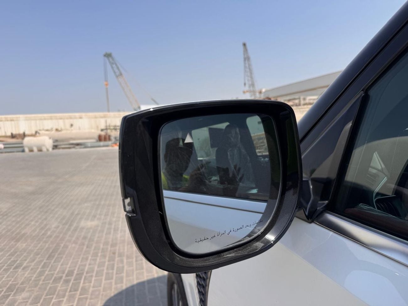 نيسان باترول LE بلاتينيوم سيتي (الخارج: أبيض لؤلؤي، الداخل: عنابي)