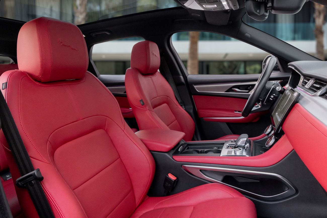 جاكوار F بيس F-Pace | 3,330 P.M | 0% Downpayment | SE R-DYNAMIC | AGENCY WARRANTY 2027!