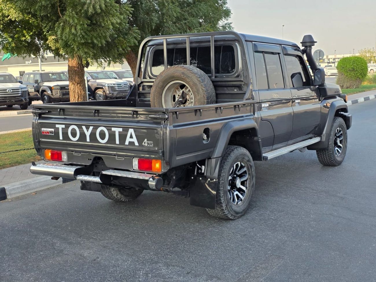 تويوتا لاند كروزر بيك آب diesel 4.5 liter ,right hand ,drive 2017 model ,shape 2024 ,only for export available