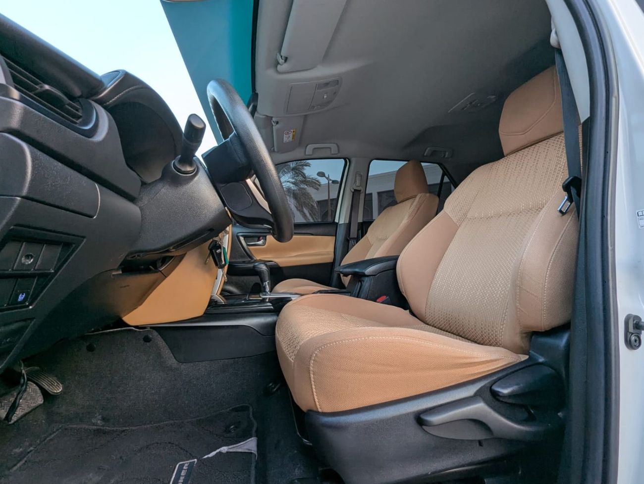 تويوتا فورتونر Toyota Fortuner 2021 white colour LHD Gcc specs 4x4 Petro engine