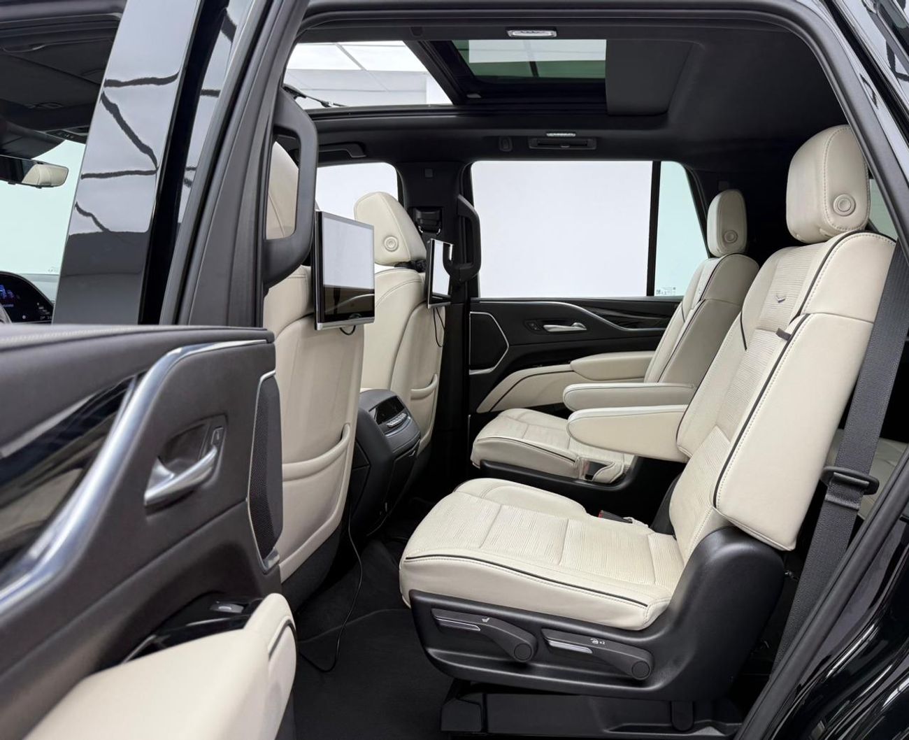 كاديلاك إسكالاد 2023 Cadillac Escalade Platinum Luxury, 2028 Cadillac Warranty + Service Pack, Low Km, 7 Seater, GCC