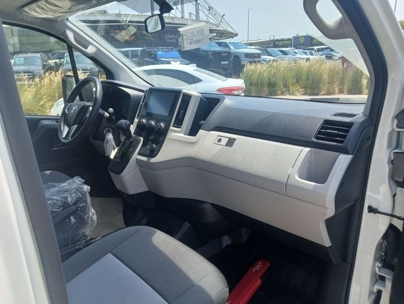 تويوتا هاياس ECT0003 - Toyota Hiace High Roof Passenger Van - 3.5L Petrol Auto White (Std)