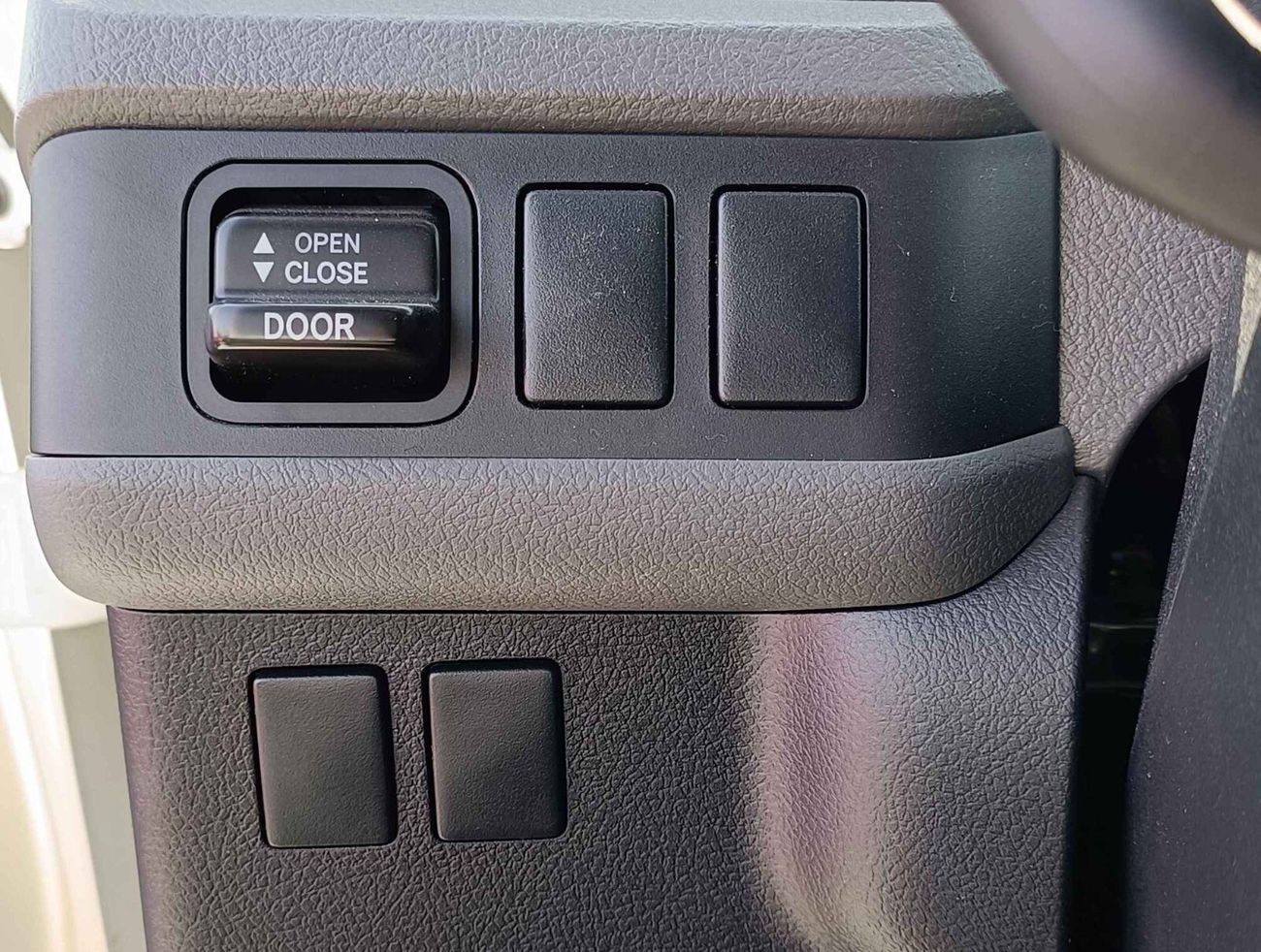 Toyota Coaster 4.2L V6 DIESEL / 23 STR M/T / AUTO DOOR /  LUGGAGE RACKS (CODE # CD42B)