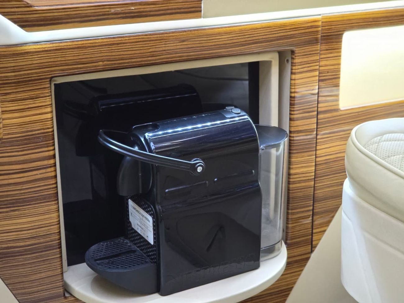 مرسيدس بنز سبرينتر MERCEDES SPRINTER 2018 DIESEL // VIP ROOM // TV // BATHROOM IN SIDE // PERFECT CONDITION //9 SEATS