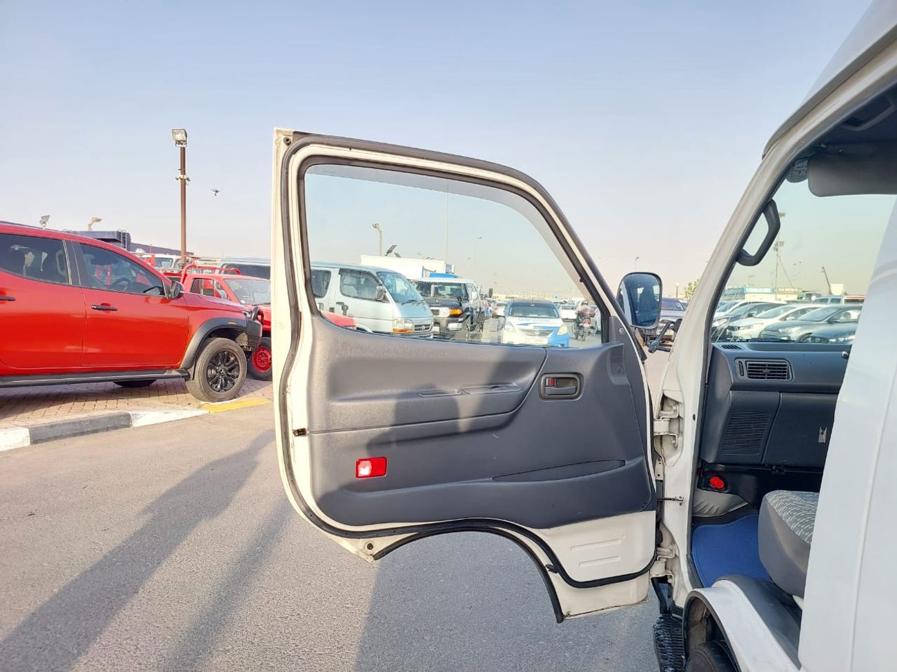 Toyota Hiace TOYOTA HIACE VAN RHD 2000 MODEL 3.0 L DIESEL AUTOMATIC(PM02372)