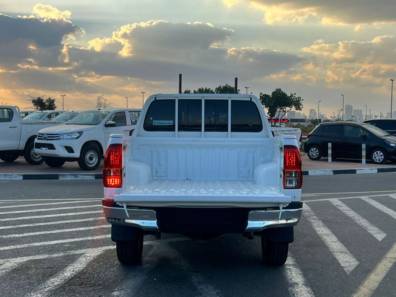 تويوتا هيلوكس 2022 Toyota Hilux GL 2.7L V4 - 4x4 AWD Original Paint - GCC -  Patrol Automatic