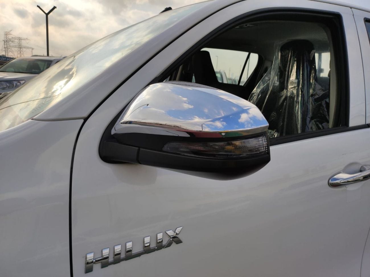 تويوتا هيلوكس Toyota Hilux SR5 Double Cabin  2.4L diesel turbo M/T  2*4 White Color 2026